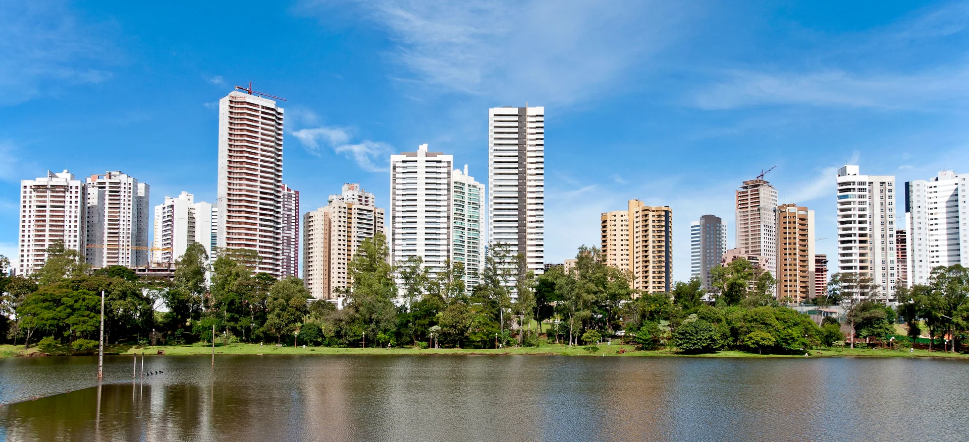 Vista urbana de Londrina a partir do Lago Igapó